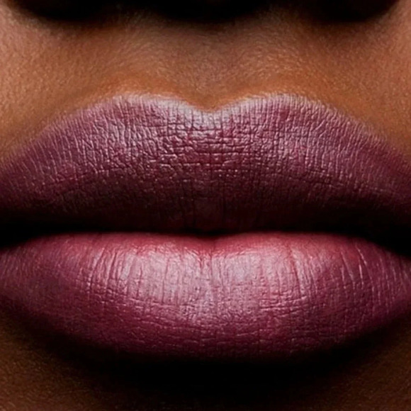 MAC AMOROUS FULL SIZE LIPSTICK NEW - Picture 9 of 15